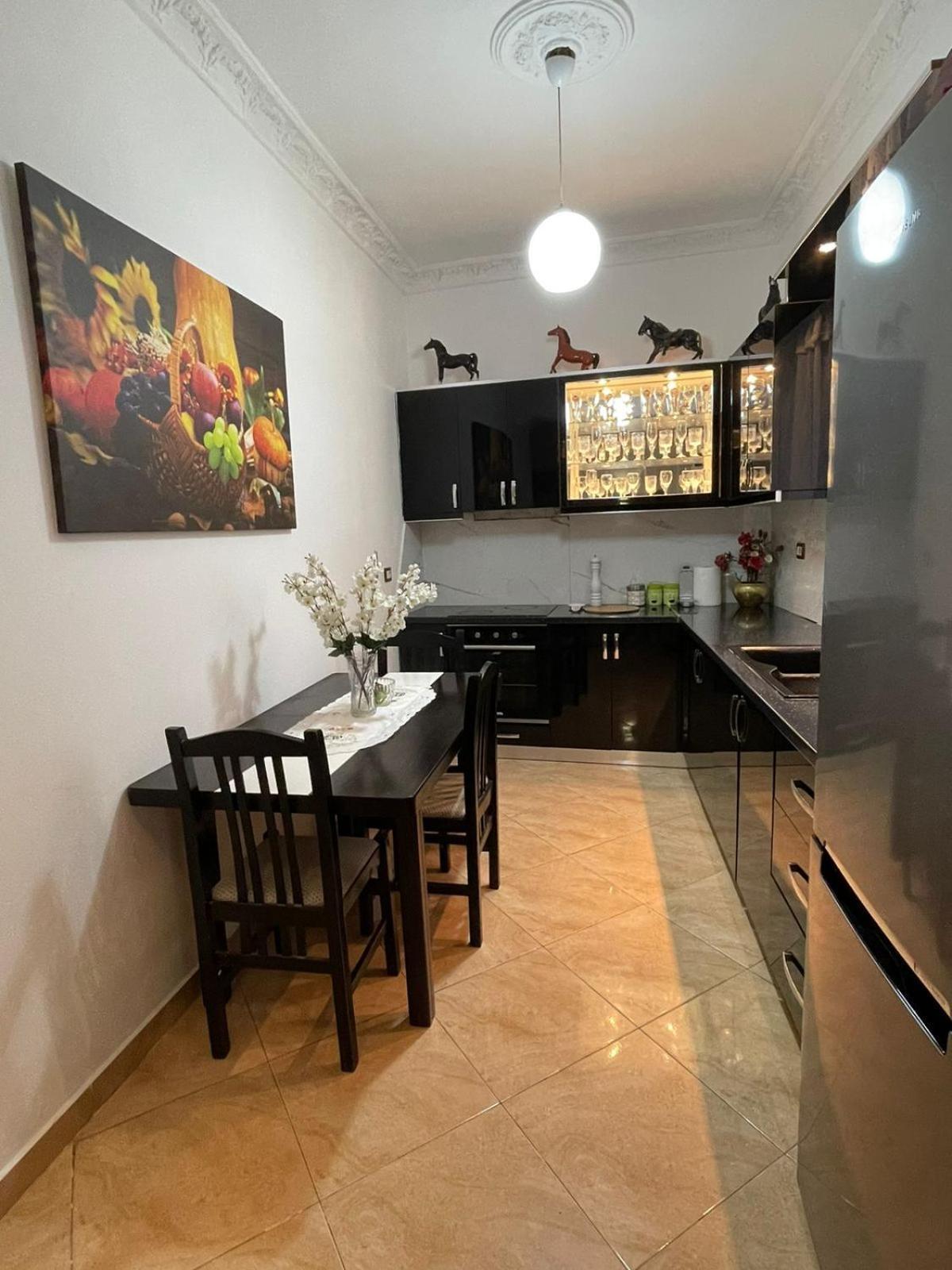 Anel'S Guesthouse Berat Eksteriør billede