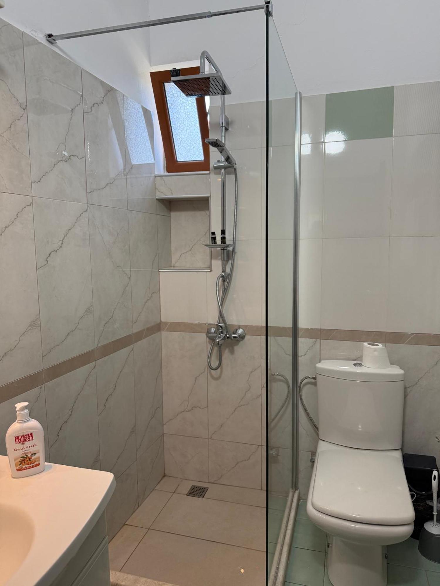 Anel'S Guesthouse Berat Eksteriør billede