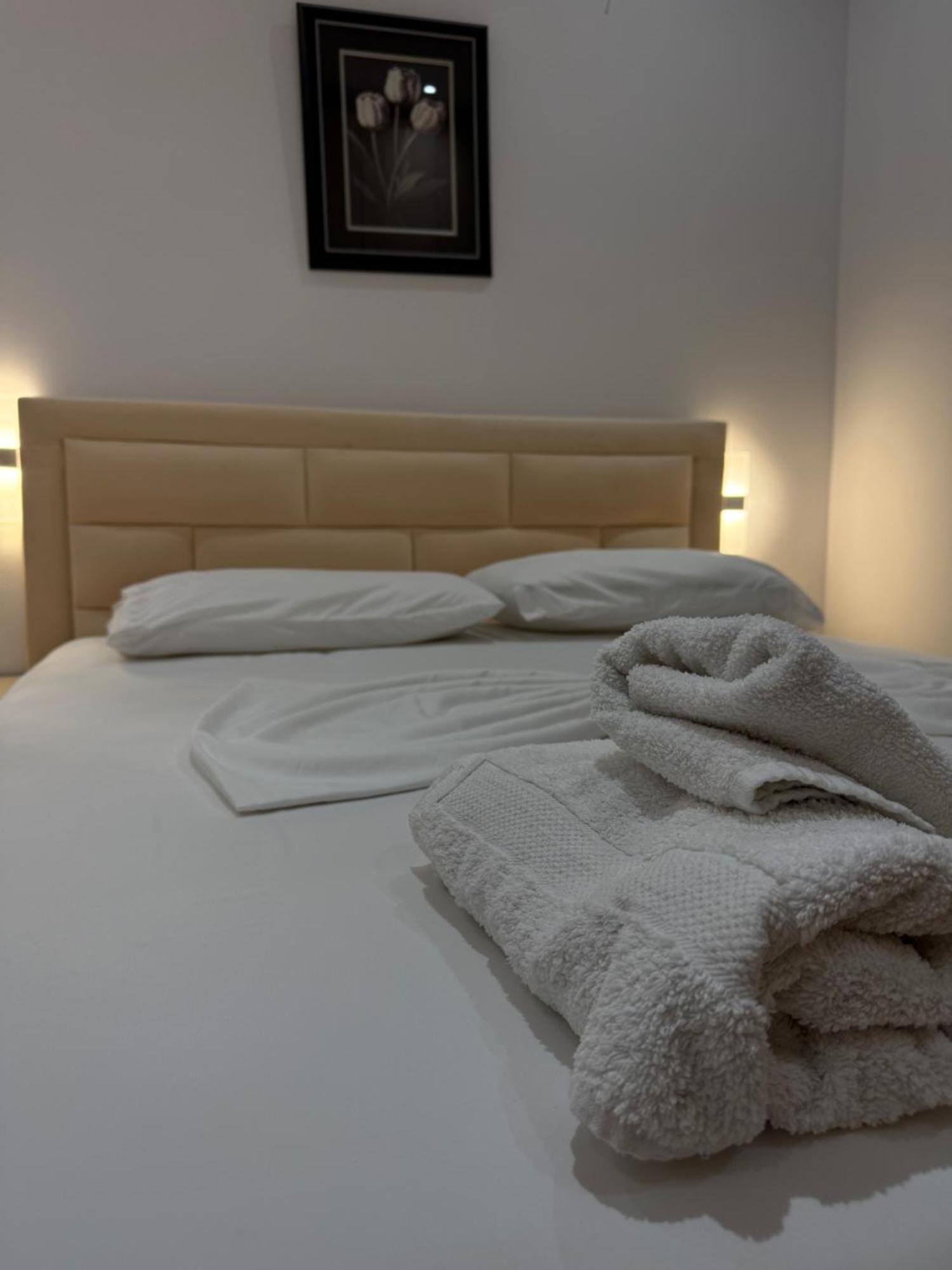 Anel'S Guesthouse Berat Eksteriør billede
